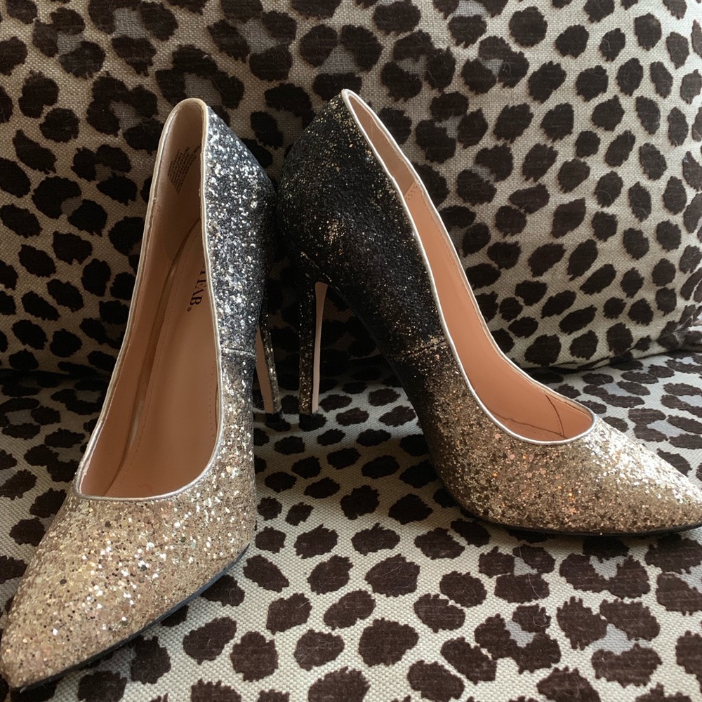Two-toned glitter pump